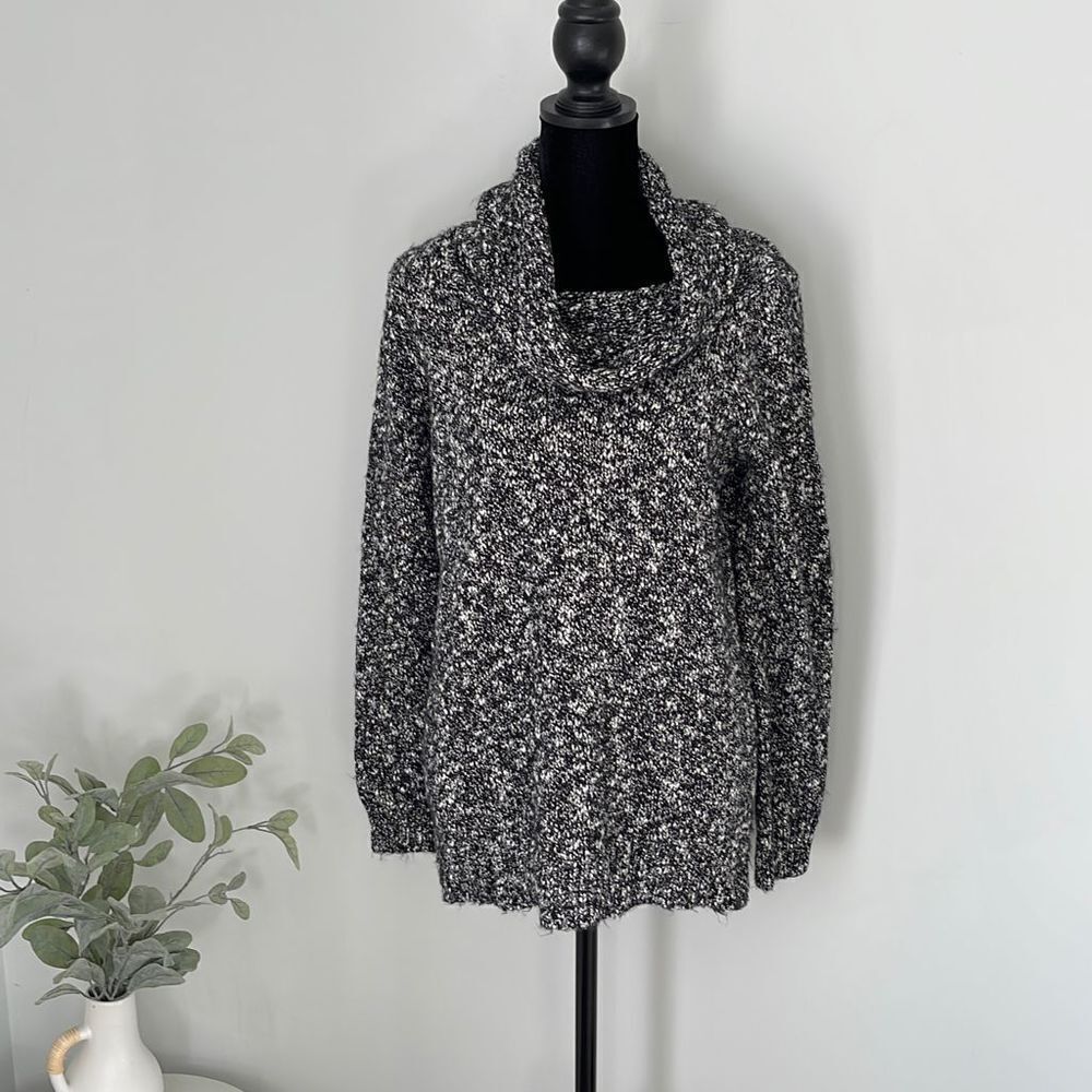 Croft’s & Barrow Cowl Neck Sweater
Size‎ Medium. Black/white
